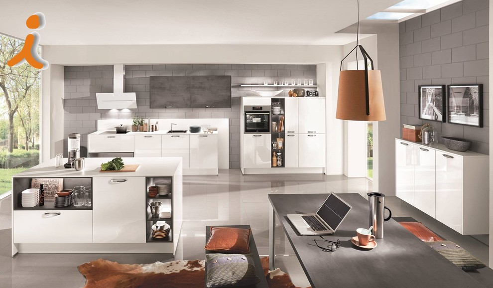 Ejemplo de cocina lineal minimalista grande abierta con fregadero encastrado, puertas de armario blancas, electrodomésticos de acero inoxidable, una isla y suelo gris