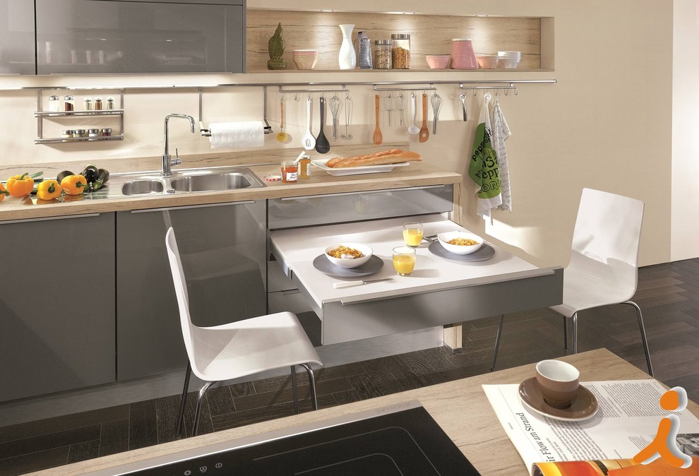Idee per una cucina minimalista di medie dimensioni con lavello da incasso, ante grigie, elettrodomestici in acciaio inossidabile, parquet scuro e penisola