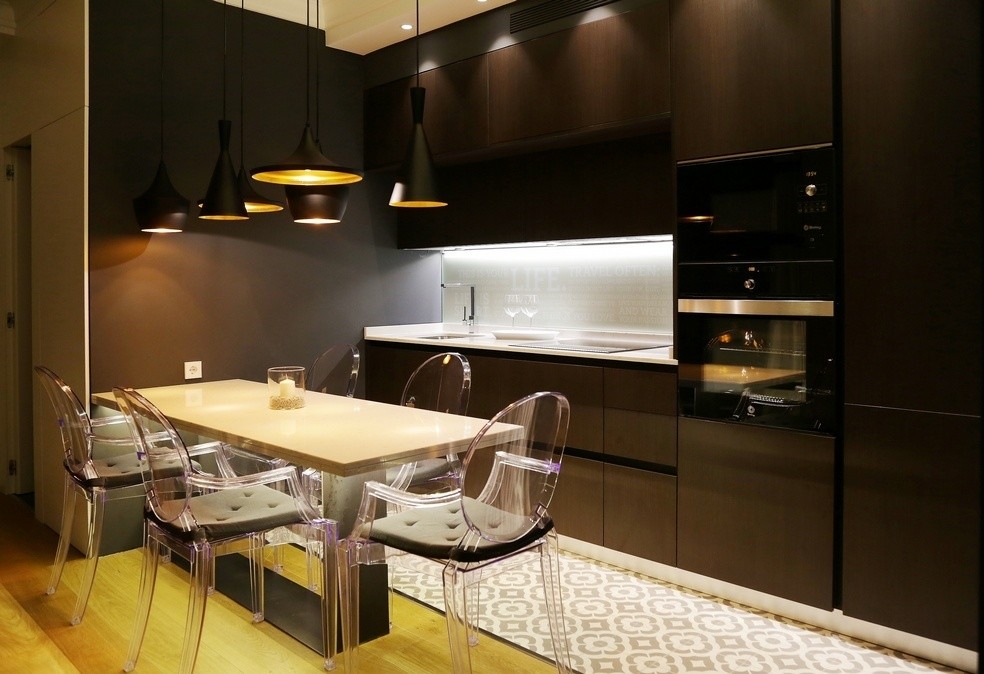 Example of a small trendy single-wall open concept kitchen design in Madrid with an undermount sink, quartzite countertops and black appliances