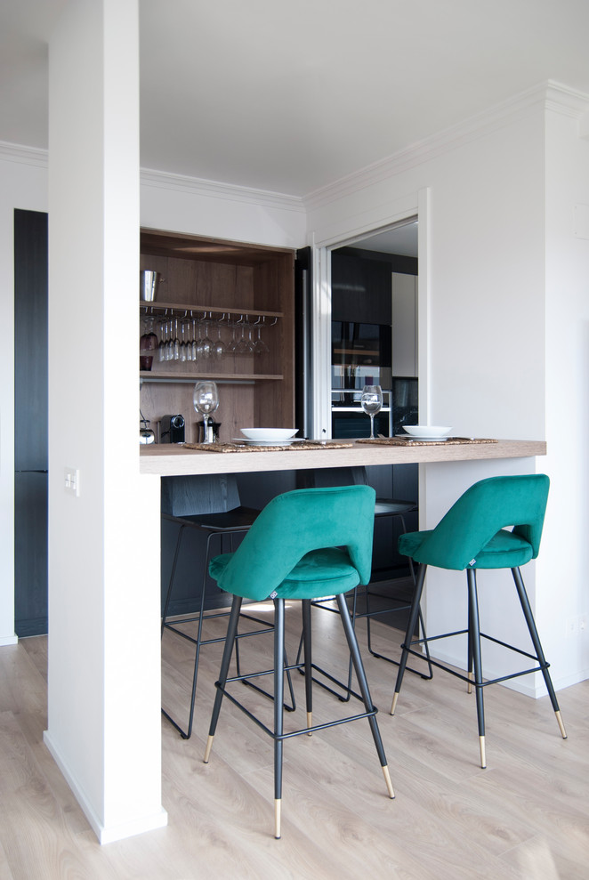 Exemple d'une petite cuisine ouverte linéaire moderne avec un évier encastré, un plan de travail en granite, une crédence noire, aucun îlot et plan de travail noir.