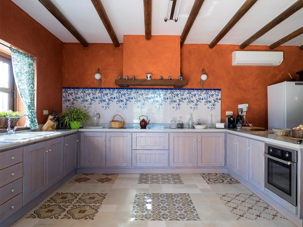 Ejemplo de cocinas en U campestre extra grande abierto con puertas de armario azules, encimera de mármol, una isla y encimeras blancas