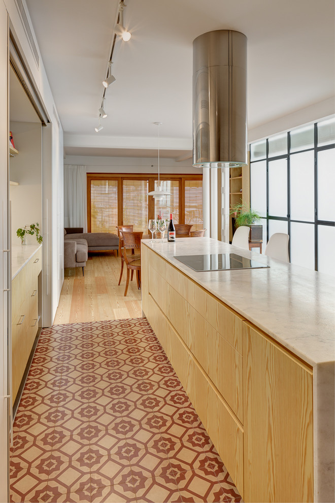 Idéer för ett mellanstort modernt vit kök med öppen planlösning, med en undermonterad diskho, släta luckor, vita skåp, marmorbänkskiva, ljust trägolv och en köksö