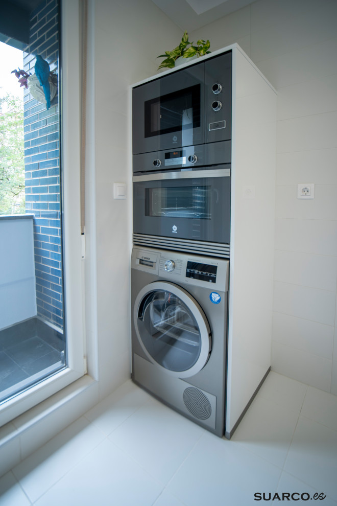 Cocina pequeña blanca: semicolumna de horno micro y secadora - Modern -  Kitchen - Other - by Suarco | Houzz