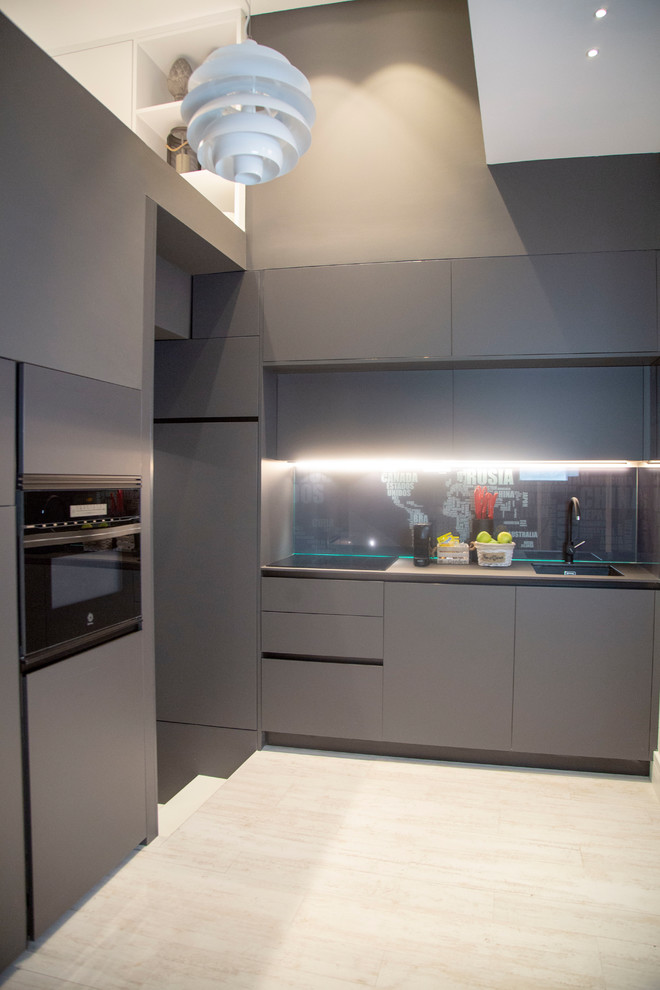 Idee per una piccola cucina moderna con ante nere, paraspruzzi nero, pavimento con piastrelle in ceramica, nessuna isola e top nero