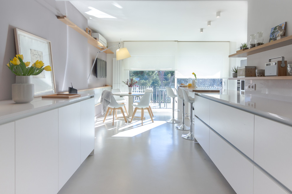 Идея дизайна: п-образная кухня-гостиная среднего размера в современном стиле с плоскими фасадами, белыми фасадами, серым фартуком, техникой из нержавеющей стали, полуостровом и белой столешницей