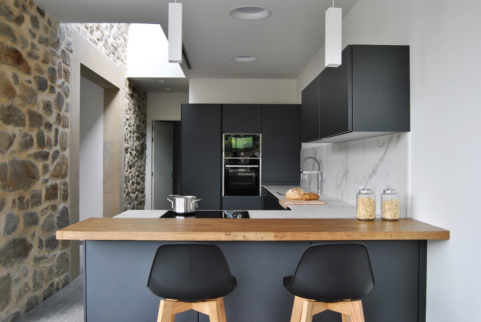 This is an example of a modern kitchen in Bilbao.