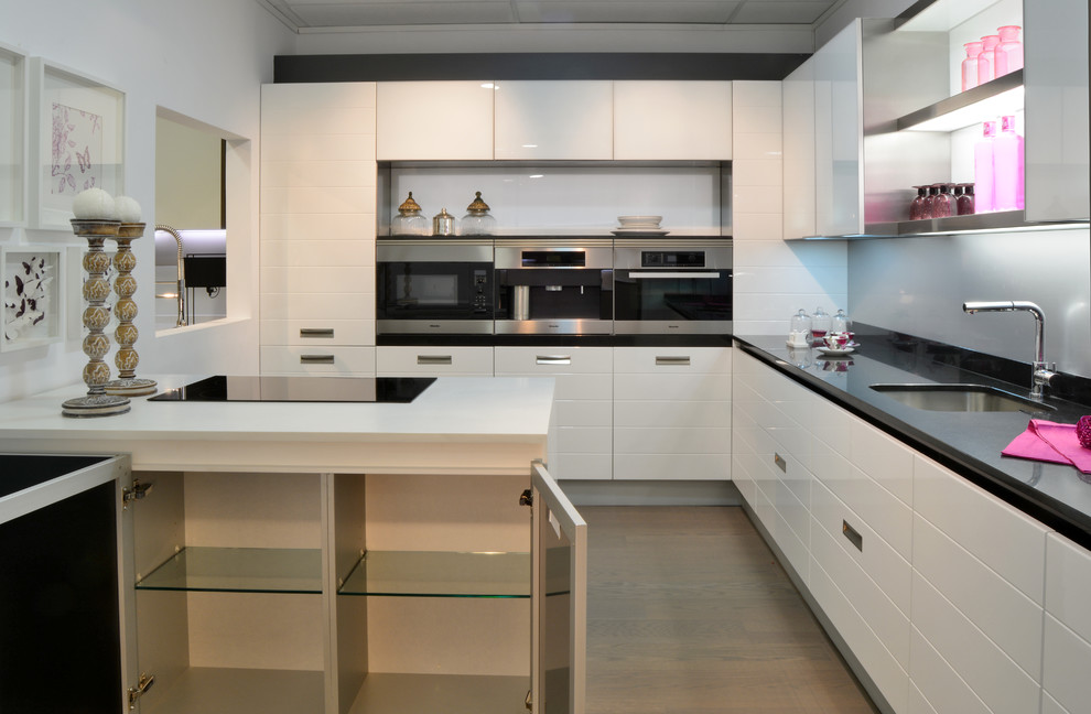 Inspiration for a modern kitchen remodel in Madrid