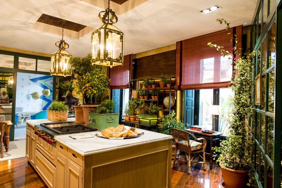 Foto di una cucina tropicale di medie dimensioni con ante con bugna sagomata e ante in legno scuro