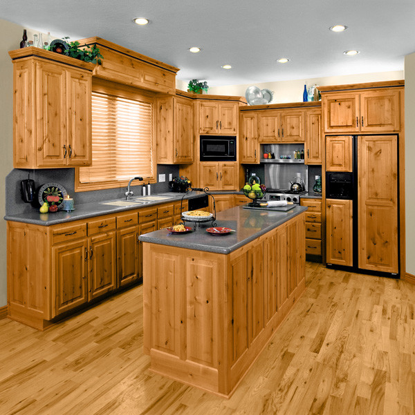 Idéer för att renovera ett avskilt, mellanstort lantligt l-kök, med en dubbel diskho, luckor med infälld panel, skåp i mellenmörkt trä, rostfria vitvaror, mellanmörkt trägolv och en köksö