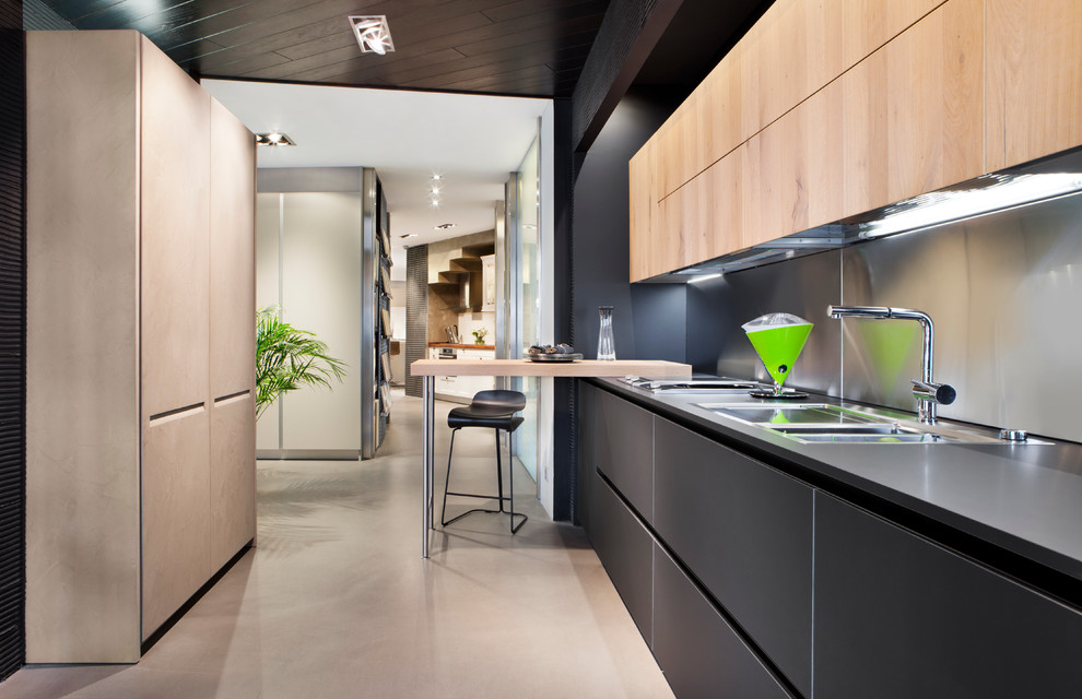 Стильный дизайн: отдельная, прямая кухня среднего размера в современном стиле с плоскими фасадами без острова - последний тренд