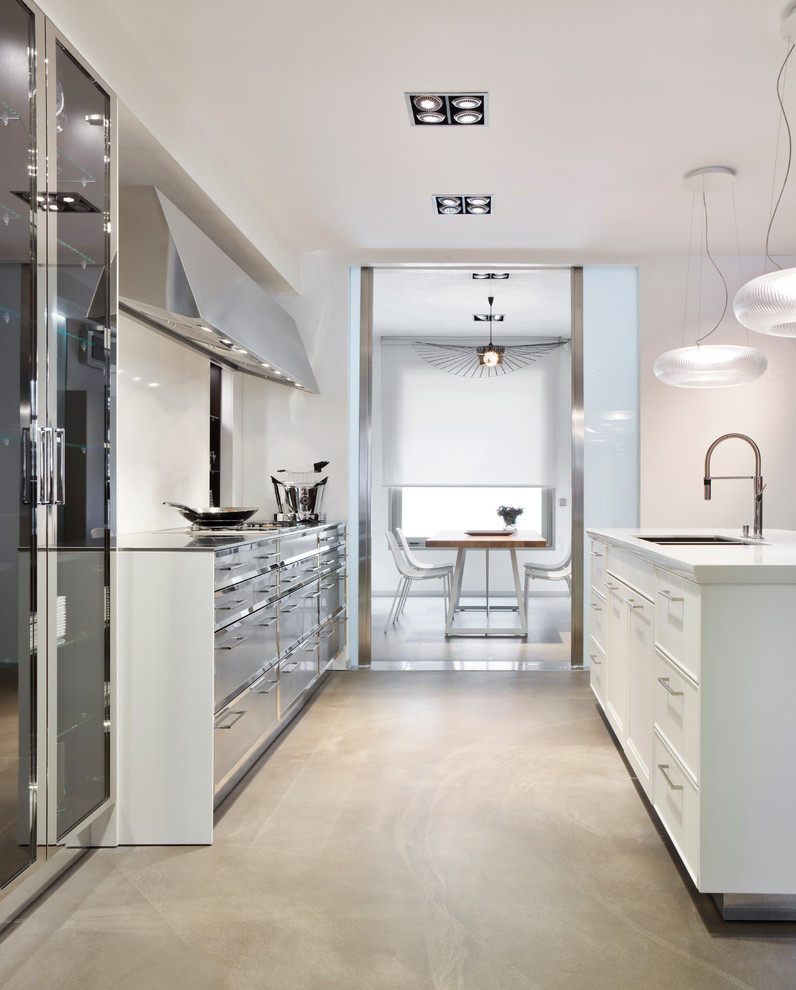 This is an example of a contemporary kitchen in Madrid.