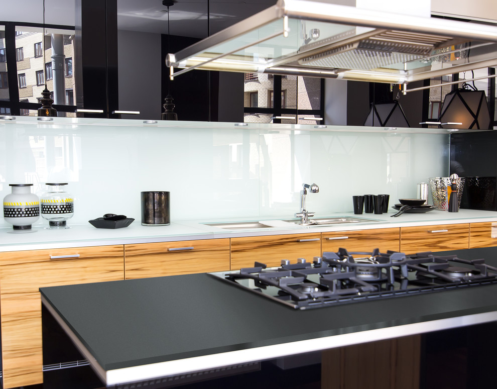 Foto de cocina lineal contemporánea grande abierta sin isla con encimera de cuarzo compacto y electrodomésticos de acero inoxidable