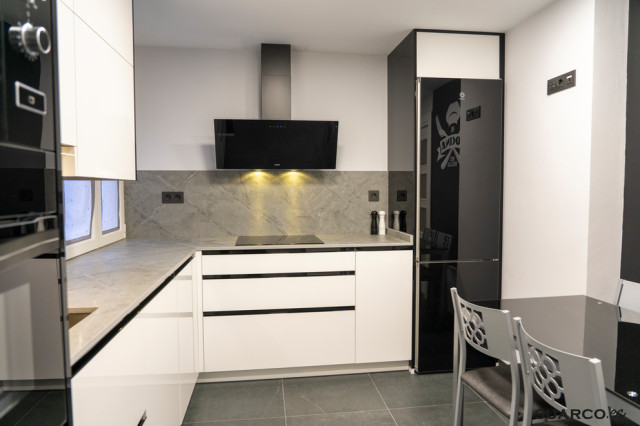 Cocinas Modernas Blancas En Forma De L Con Negro Y Encimera De Cocina Dekton Minimalistisch Kuche Sonstige Von Suarco Houzz