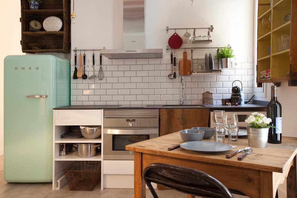 This is an example of a retro kitchen in Barcelona.