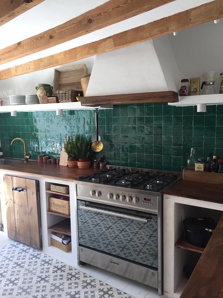 Imagen de cocina contemporánea con salpicadero gris, salpicadero con mosaicos de azulejos, suelo de azulejos de cemento y suelo beige
