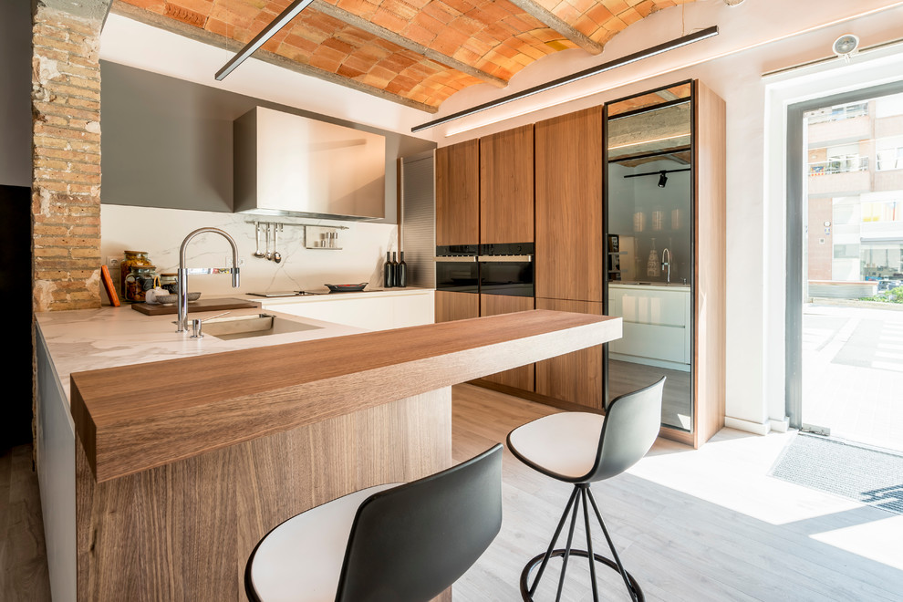 他の地域にある高級な中くらいなインダストリアルスタイルのおしゃれなキッチン (フラットパネル扉のキャビネット、中間色木目調キャビネット) の写真