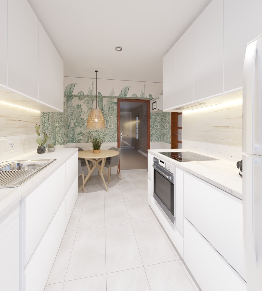 Inredning av ett modernt vit vitt kök, med släta luckor, vita skåp, en nedsänkt diskho, beige stänkskydd och vitt golv