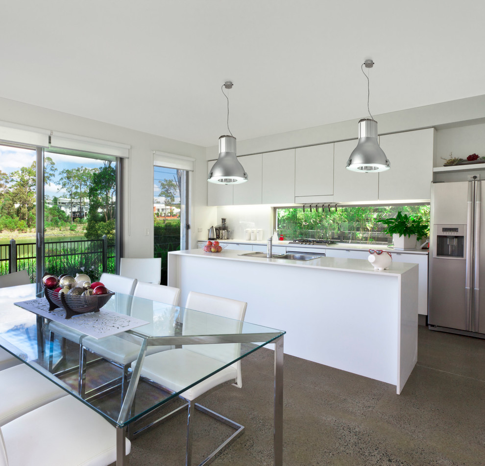 Идея дизайна: большая прямая кухня-гостиная в современном стиле с плоскими фасадами, белыми фасадами и островом