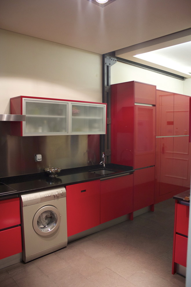 Стильный дизайн: кухня со стиральной машиной в стиле неоклассика (современная классика) - последний тренд