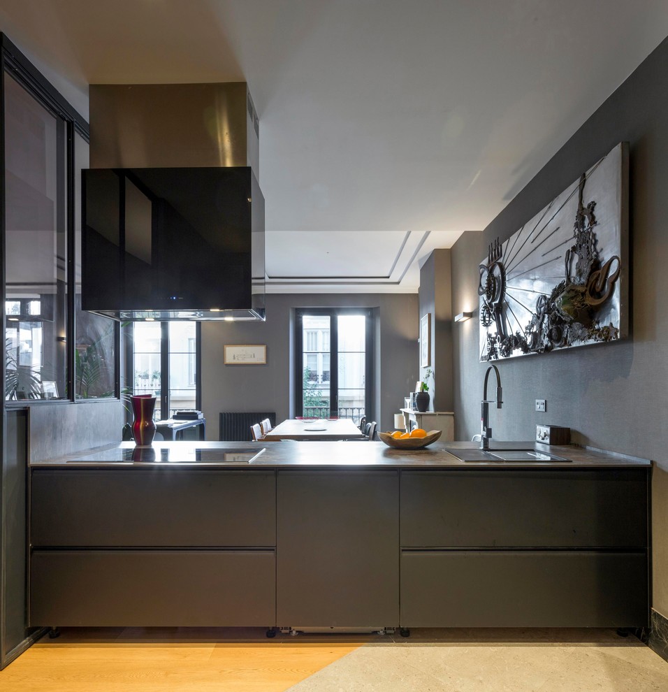 Example of a trendy kitchen design in Bilbao