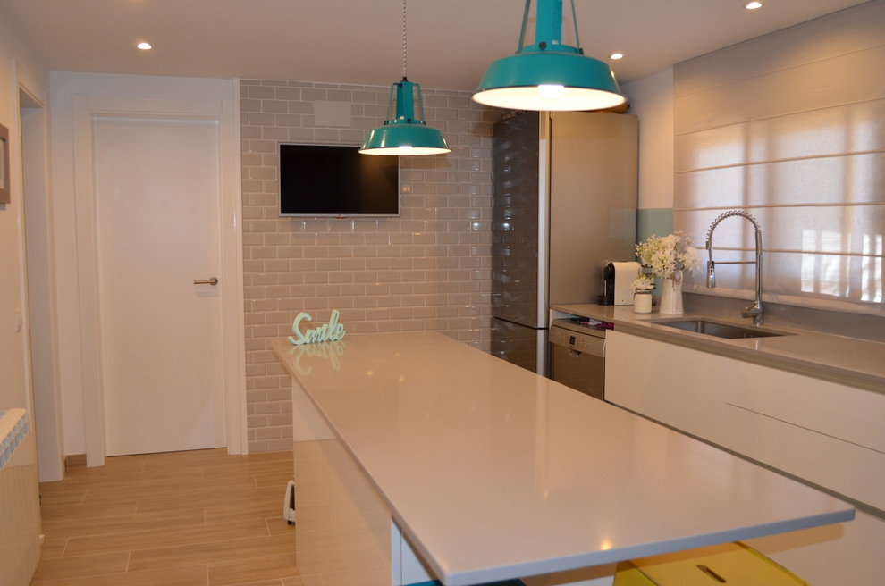 Imagen de cocina lineal contemporánea de tamaño medio abierta con armarios con paneles lisos, puertas de armario blancas y una isla