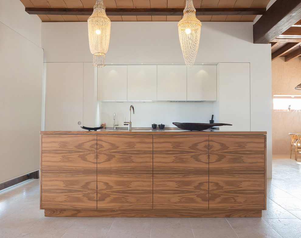 Ejemplo de cocina lineal contemporánea de tamaño medio abierta con armarios con paneles lisos, puertas de armario blancas y una isla