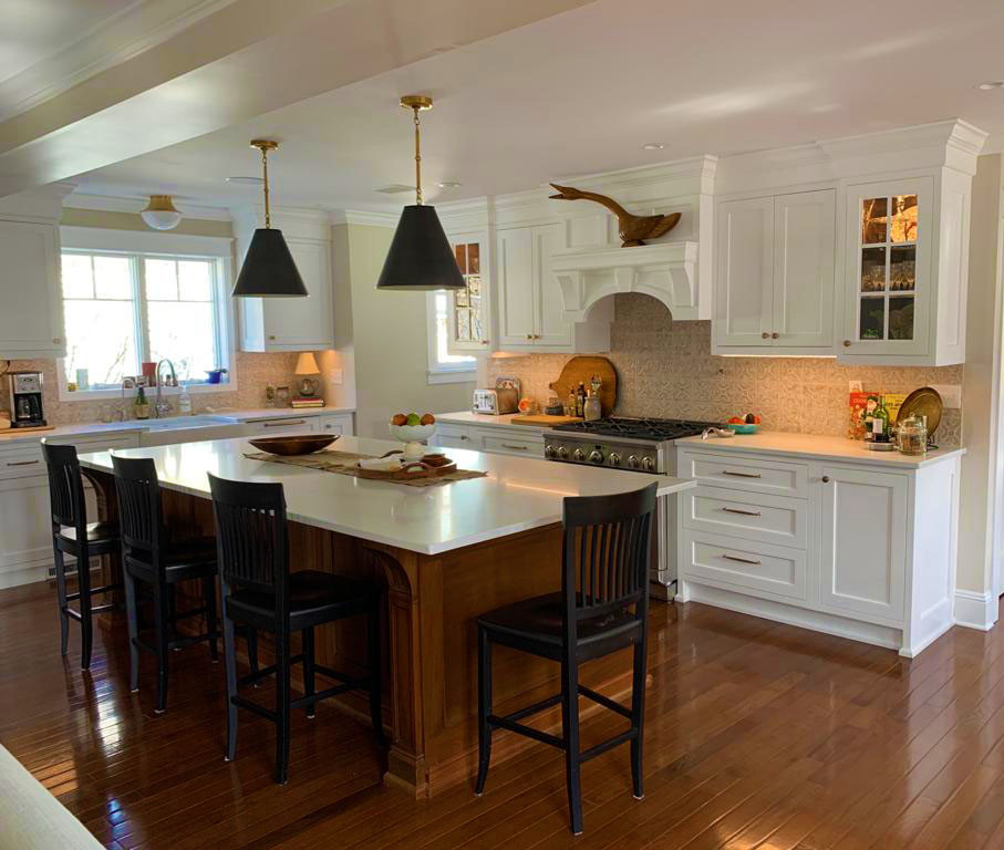 Idéer för ett mellanstort klassiskt vit linjärt kök och matrum, med en nedsänkt diskho, luckor med infälld panel, vita skåp, marmorbänkskiva, vitt stänkskydd, stänkskydd i mosaik, rostfria vitvaror, mellanmörkt trägolv, en köksö och brunt golv
