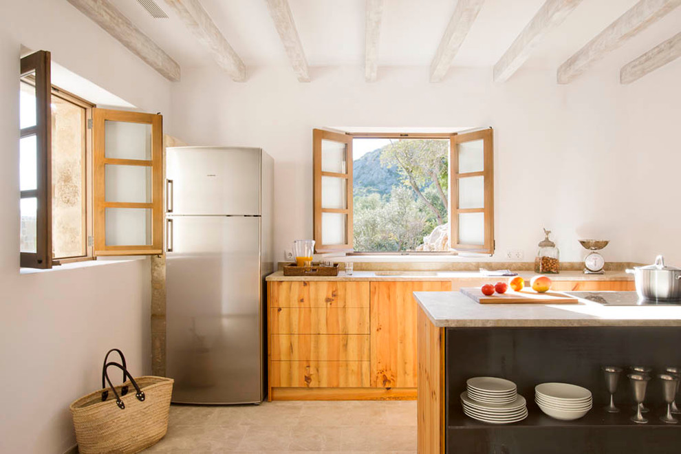 Exemple d'une cuisine ouverte linéaire méditerranéenne en bois brun de taille moyenne avec un placard à porte plane, un électroménager en acier inoxydable, îlot, un évier encastré et un plan de travail en granite.