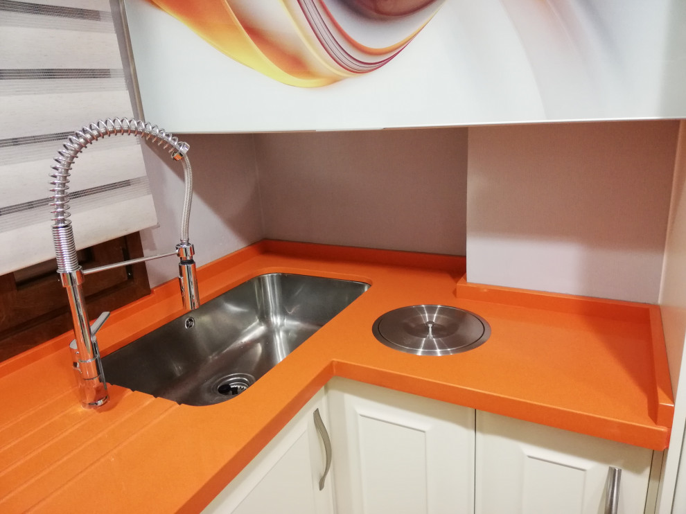Inspiration för små klassiska oranget kök, med en undermonterad diskho, luckor med profilerade fronter, vita skåp, bänkskiva i kvarts, rostfria vitvaror, terrazzogolv, en halv köksö och flerfärgat golv