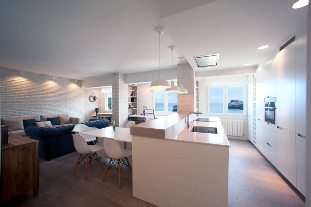Diseño interior de vivienda con vistas al mar - Costero - Cocina