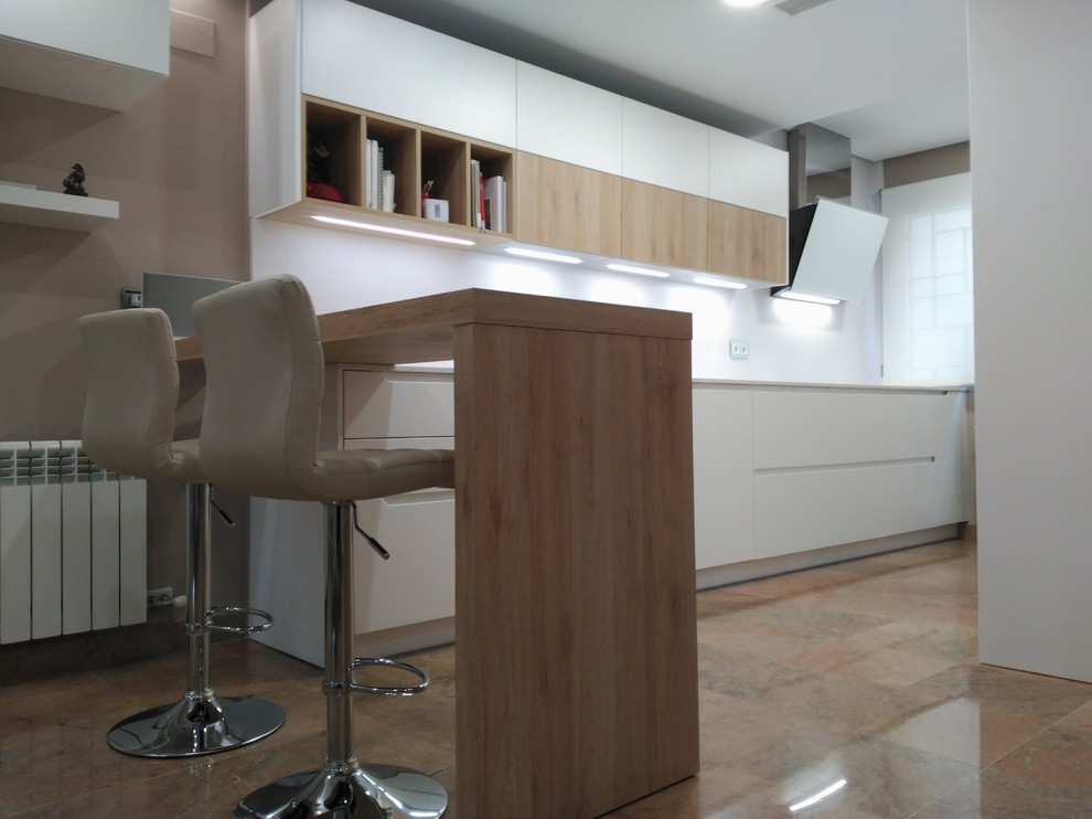 Modelo de cocina comedor lineal minimalista de tamaño medio con fregadero integrado, armarios con paneles lisos, puertas de armario blancas y península