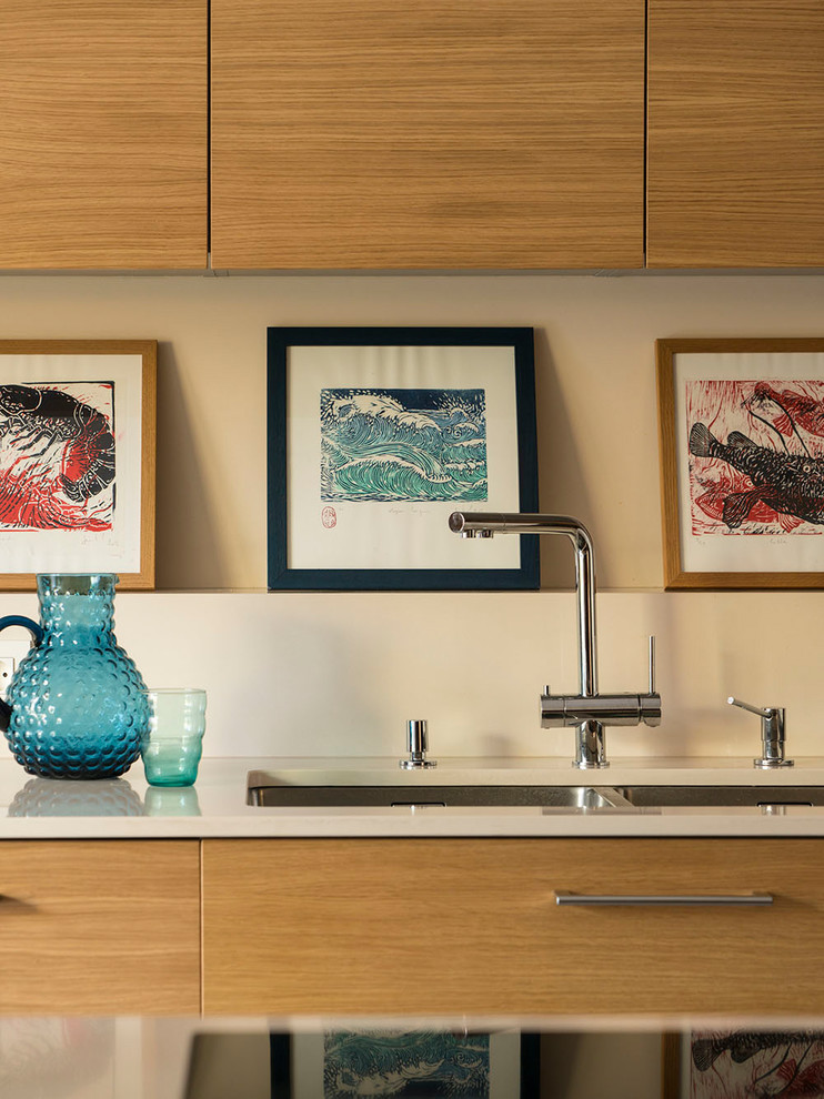 Inspiration pour une grande cuisine linéaire design en bois brun fermée avec un placard à porte shaker, un sol en carrelage de céramique, îlot et un sol multicolore.