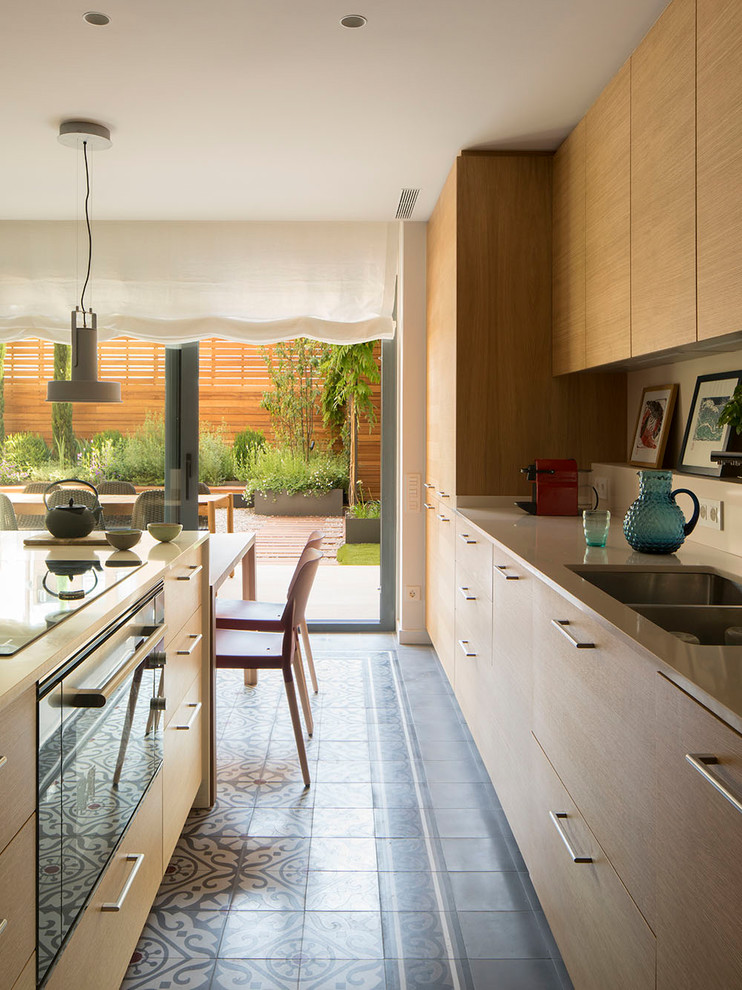 Cette photo montre une grande cuisine linéaire tendance en bois brun fermée avec un placard à porte shaker, un sol en carrelage de céramique, îlot et un sol multicolore.