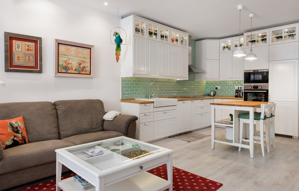 Große, Offene Moderne Küche ohne Insel in L-Form mit Schrankfronten mit vertiefter Füllung, weißen Schränken, Arbeitsplatte aus Holz, Küchenrückwand in Grün und Rückwand aus Metrofliesen in Madrid