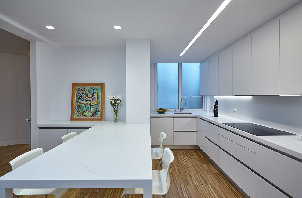 Свежая идея для дизайна: угловая кухня-гостиная среднего размера в современном стиле с полуостровом - отличное фото интерьера