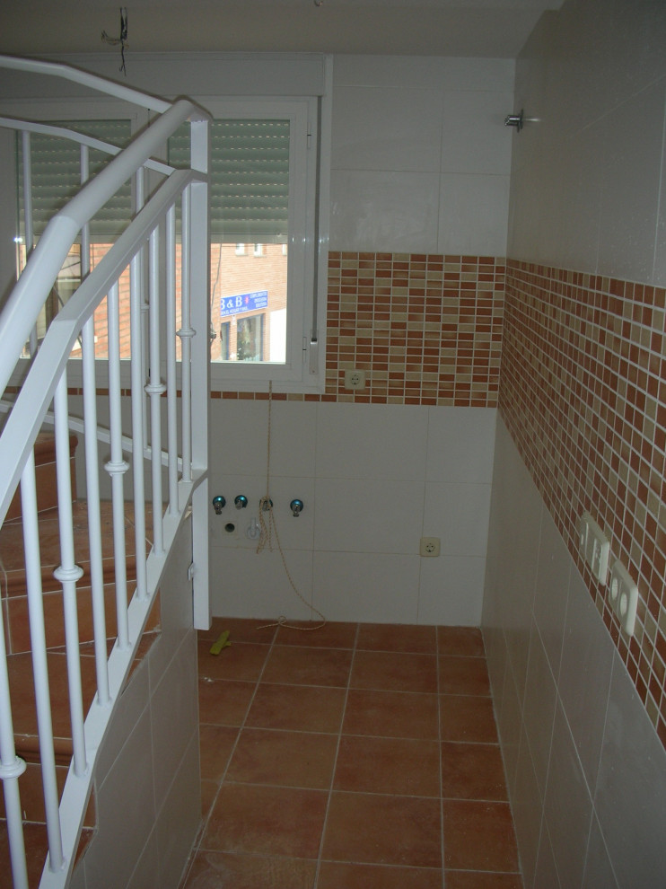 На фото: маленькая прямая кухня-гостиная в стиле модернизм с полом из керамической плитки и коричневым полом для на участке и в саду с