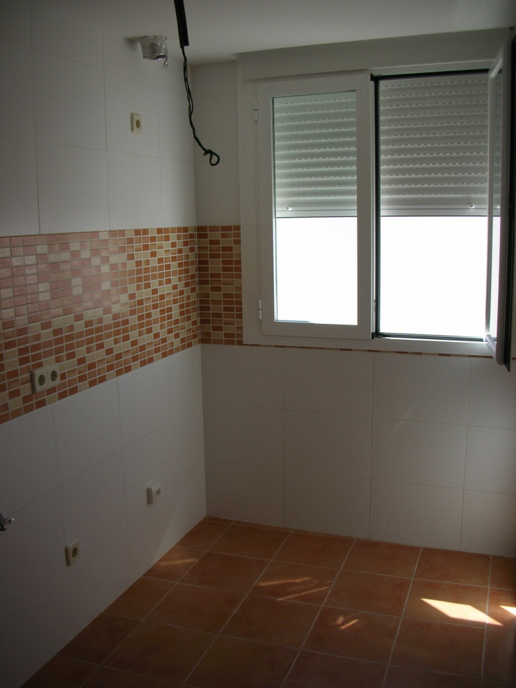 Immagine di una piccola cucina minimalista con pavimento con piastrelle in ceramica e pavimento marrone