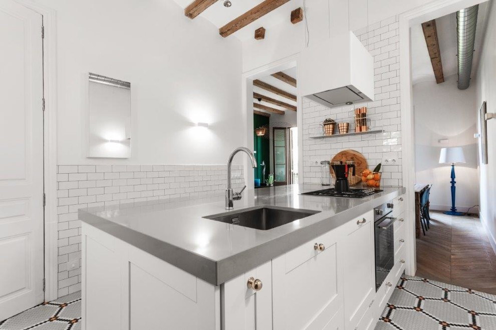Foto di una cucina nordica di medie dimensioni con parquet chiaro