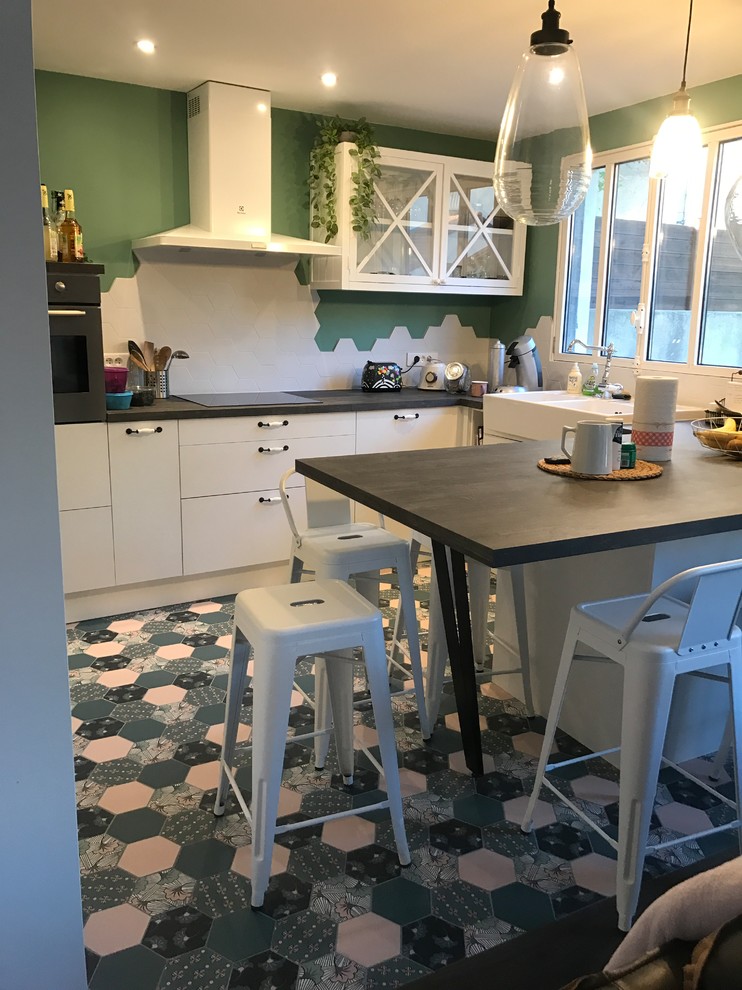 Immagine di una cucina con pavimento in gres porcellanato