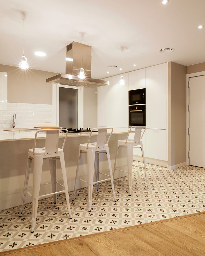 Стильный дизайн: п-образная кухня-гостиная среднего размера в скандинавском стиле - последний тренд