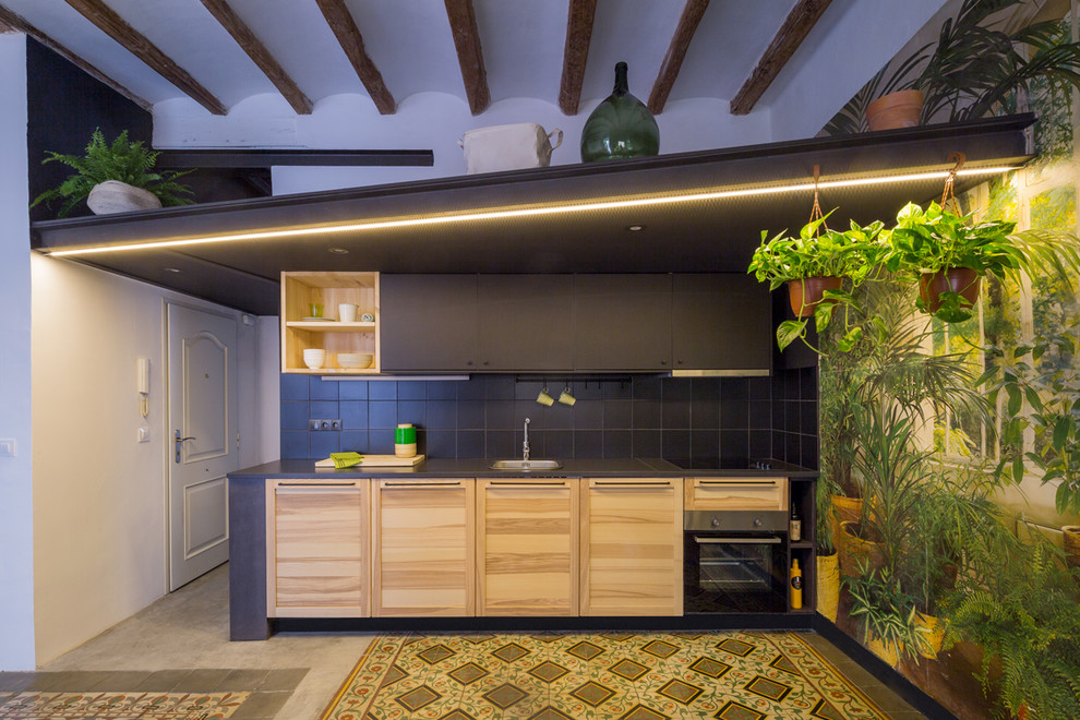 Идея дизайна: прямая кухня среднего размера в морском стиле с обеденным столом, плоскими фасадами, черными фасадами, полом из керамической плитки, разноцветным полом и обоями на стенах без острова