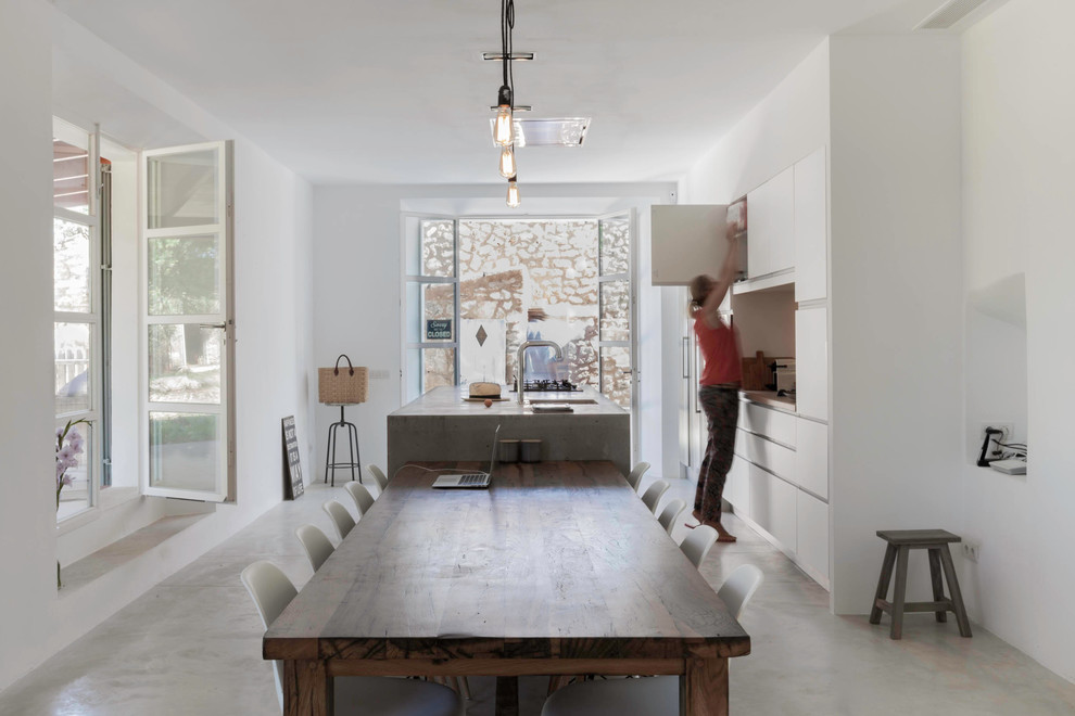 Источник вдохновения для домашнего уюта: большая кухня-столовая в средиземноморском стиле с бетонным полом