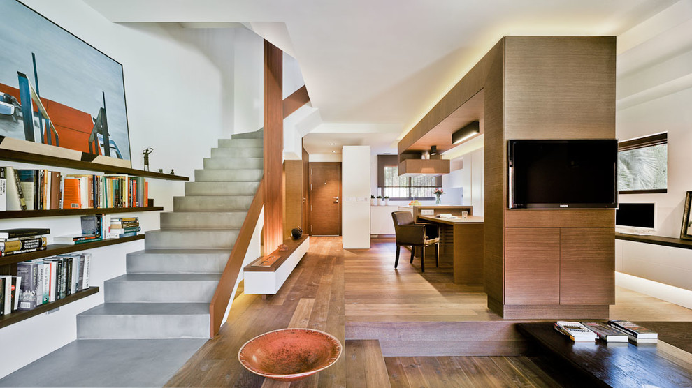 Einzeilige, Mittelgroße Moderne Wohnküche mit flächenbündigen Schrankfronten, hellbraunen Holzschränken und Kücheninsel in Sonstige