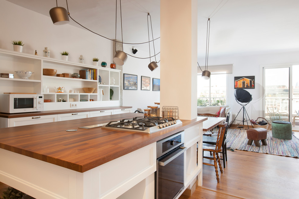 Ispirazione per una grande cucina moderna con ante con riquadro incassato, ante bianche, top in legno e pavimento marrone