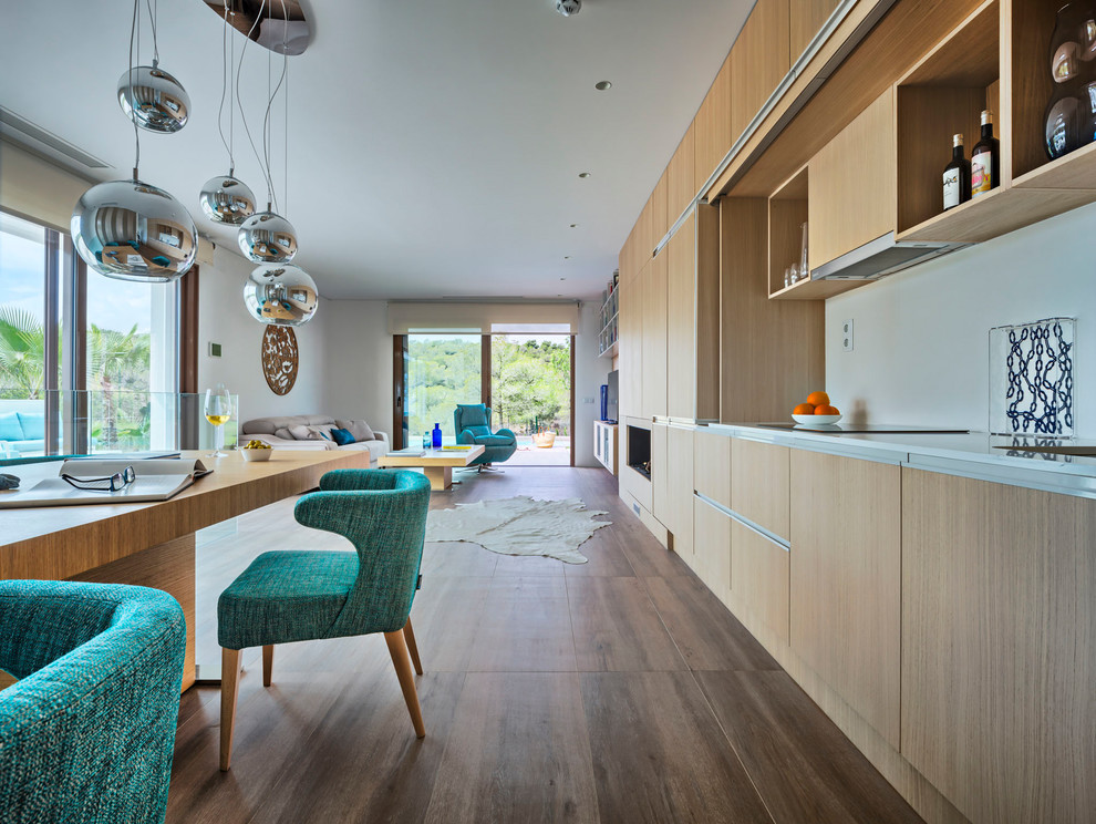Idée de décoration pour une très grande cuisine ouverte linéaire minimaliste en bois clair avec un placard à porte plane, une crédence blanche et aucun îlot.