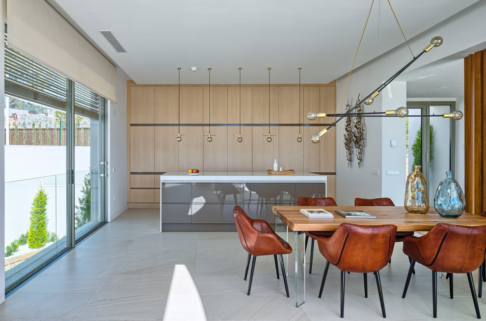 Idée de décoration pour une grande cuisine américaine linéaire design en bois brun avec un placard à porte plane, un plan de travail en quartz modifié, îlot et un sol beige.