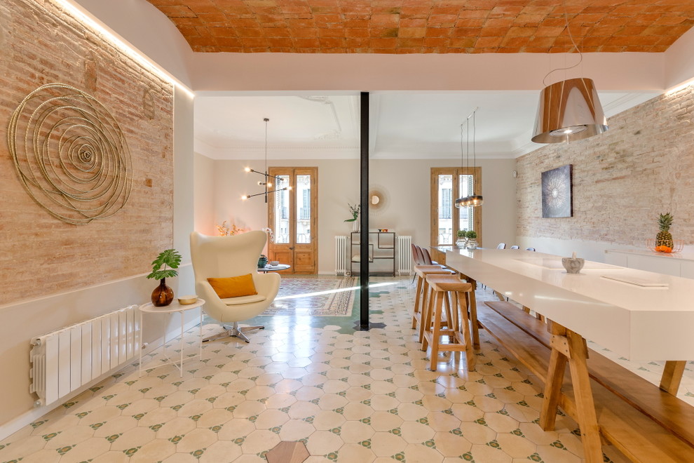 Offene, Große Moderne Küche in U-Form mit offenen Schränken, weißen Elektrogeräten, Keramikboden, Kücheninsel und beigem Boden in Barcelona