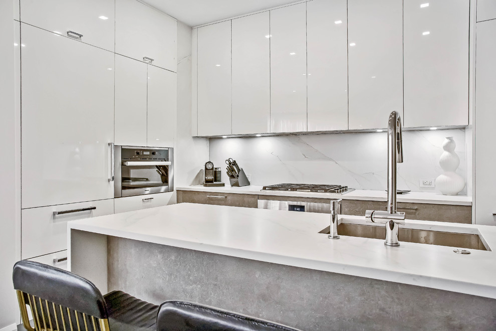 Mittelgroße Moderne Küche mit Quarzwerkstein-Arbeitsplatte, Kücheninsel und weißer Arbeitsplatte in New York
