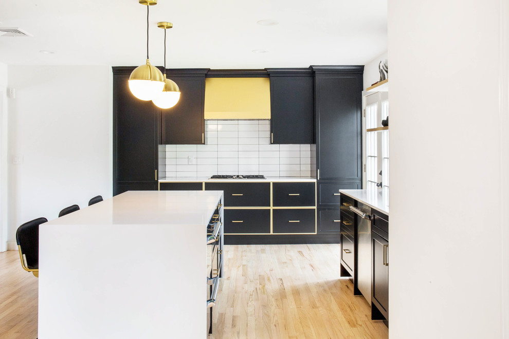 Klassische Wohnküche mit flächenbündigen Schrankfronten, Quarzwerkstein-Arbeitsplatte, Kücheninsel und weißer Arbeitsplatte in New York