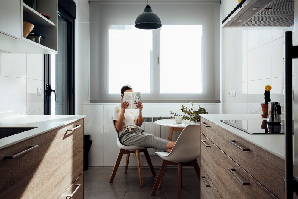 Exempel på ett avskilt minimalistiskt u-kök, med luckor med glaspanel, skåp i mellenmörkt trä, marmorbänkskiva, vitt stänkskydd, stänkskydd i keramik, klinkergolv i keramik och grått golv